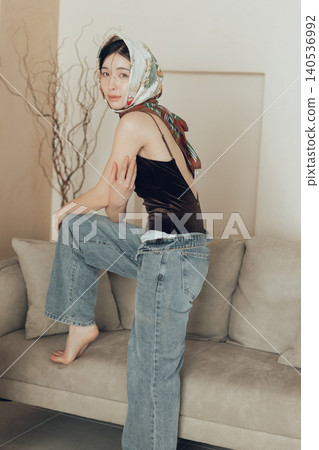 身穿泳衣、頭戴牛仔圍巾的女子。 140536992