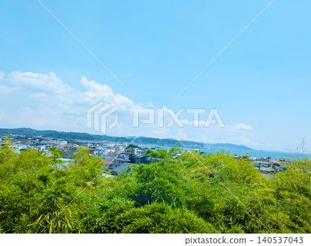 A summer scene overlooking the townscape of Kamakura and the blue sea from a hilltop. A summer scene overlooking the townscape of Kamakura and the blue sea from a hilltop. 140537043