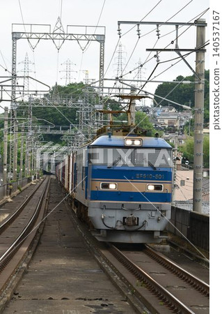 一列貨運列車正駛過厚生線比叡山坂本站。 140537167
