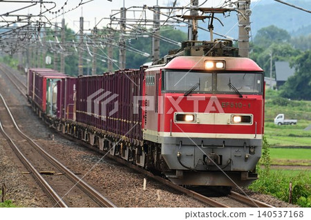 一列貨運列車駛過厚生線的大近江中莊站。 一列貨運列車駛過厚生線的大近江中莊站。 140537168