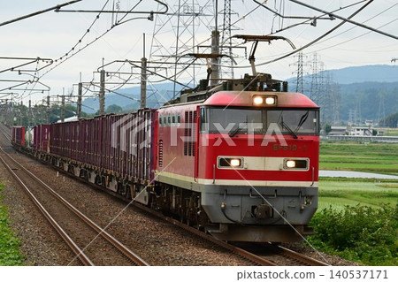 一列貨運列車駛過厚生線的大近江中莊站。 一列貨運列車駛過厚生線的大近江中莊站。 140537171