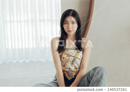 一位女士將圍巾圍在身上,這是她時尚裝扮的一部分。 一位女士將圍巾圍在身上,這是她時尚裝扮的一部分。 140537261