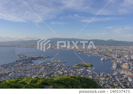 從函館山展望台眺望函館市和津輕海峽:這是北海道的標誌性美景。 從函館山展望台眺望函館市和津輕海峽:這是北海道的標誌性美景。 140537473