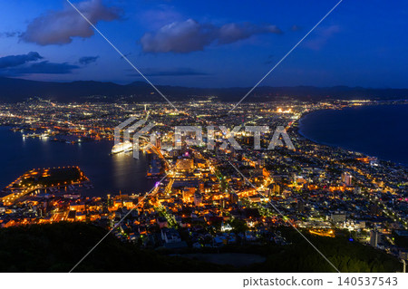從函館山眺望函館夜景:日本最美麗的城市景觀之一。 從函館山眺望函館夜景:日本最美麗的城市景觀之一。 140537543