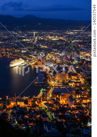 從函館山眺望函館夜景:日本最美麗的城市景觀之一。 從函館山眺望函館夜景:日本最美麗的城市景觀之一。 140537544