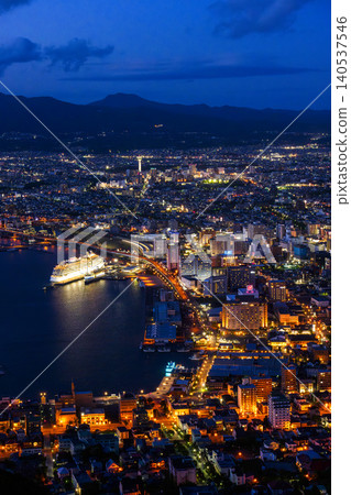 從函館山眺望函館夜景:日本最美麗的城市景觀之一。 從函館山眺望函館夜景:日本最美麗的城市景觀之一。 140537546