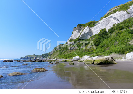 北海道室蘭市伊坦基海灘的海岸風光,沙丘與懸崖交相輝映,彷彿會唱歌。 北海道室蘭市伊坦基海灘的海岸風光,沙丘與懸崖交相輝映,彷彿會唱歌。 140537951