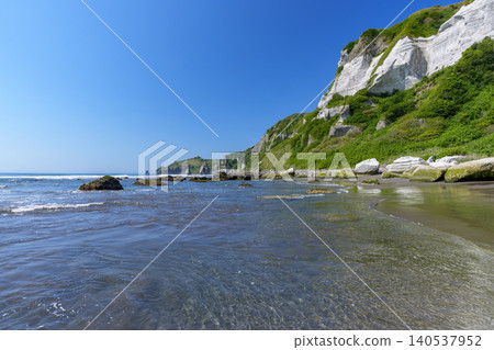北海道室蘭市伊坦基海灘的海岸風光,沙丘與懸崖交相輝映,彷彿會唱歌。 北海道室蘭市伊坦基海灘的海岸風光,沙丘與懸崖交相輝映,彷彿會唱歌。 140537952
