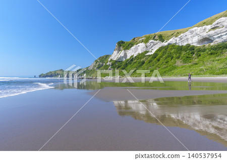The coastal scenery of Itanki Beach in Muroran City, Hokkaido, where singing sands and cliffs intertwine. The coastal scenery of Itanki Beach in Muroran City, Hokkaido, where singing sands and cliffs intertwine. 140537954