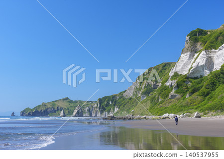北海道室蘭市伊坦基海灘的海岸風光,沙丘與懸崖交相輝映,彷彿會唱歌。 北海道室蘭市伊坦基海灘的海岸風光,沙丘與懸崖交相輝映,彷彿會唱歌。 140537955