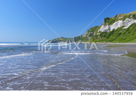 北海道室蘭市伊坦基海灘的海岸風光,沙丘與懸崖交相輝映,彷彿會唱歌。 北海道室蘭市伊坦基海灘的海岸風光,沙丘與懸崖交相輝映,彷彿會唱歌。 140537956