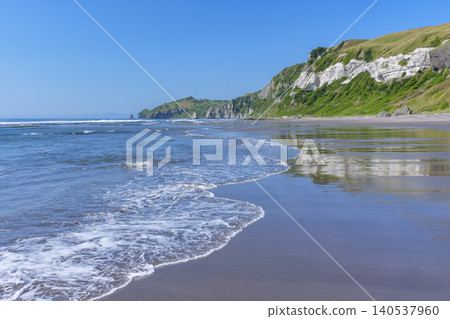 The coastal scenery of Itanki Beach in Muroran City, Hokkaido, where singing sands and cliffs intertwine. The coastal scenery of Itanki Beach in Muroran City, Hokkaido, where singing sands and cliffs intertwine. 140537960