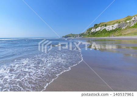 北海道室蘭市伊坦基海灘的海岸風光,沙丘與懸崖交相輝映,彷彿會唱歌。 北海道室蘭市伊坦基海灘的海岸風光,沙丘與懸崖交相輝映,彷彿會唱歌。 140537961