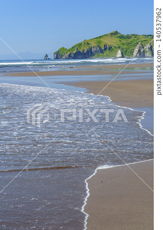 北海道室蘭市伊坦基海灘的海岸風光,沙丘與懸崖交相輝映,彷彿會唱歌。 北海道室蘭市伊坦基海灘的海岸風光,沙丘與懸崖交相輝映,彷彿會唱歌。 140537962