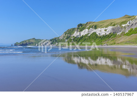 The coastal scenery of Itanki Beach in Muroran City, Hokkaido, where singing sands and cliffs intertwine. The coastal scenery of Itanki Beach in Muroran City, Hokkaido, where singing sands and cliffs intertwine. 140537967