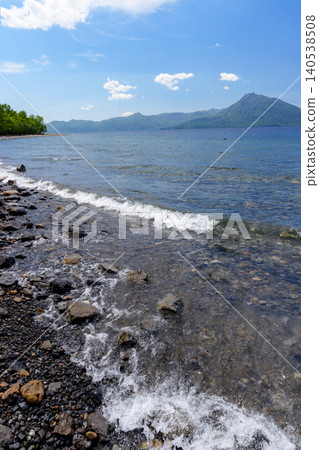 支笏湖和惠庭山：北海道令人嘆為觀止的風景，湖水清澈見底。 140538508