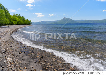支笏湖和惠庭山:北海道令人嘆為觀止的風景,湖水清澈見底。 支笏湖和惠庭山:北海道令人嘆為觀止的風景,湖水清澈見底。 140538515