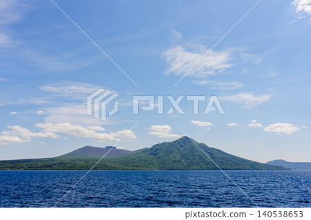 從北海道千歲市可以欣賞到支笏湖、伏伏岳和樽前岳的壯麗景色。 140538653