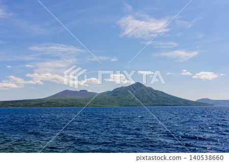 從北海道千歲市可以欣賞到支笏湖、伏伏岳和樽前岳的壯麗景色。 從北海道千歲市可以欣賞到支笏湖、伏伏岳和樽前岳的壯麗景色。 140538660