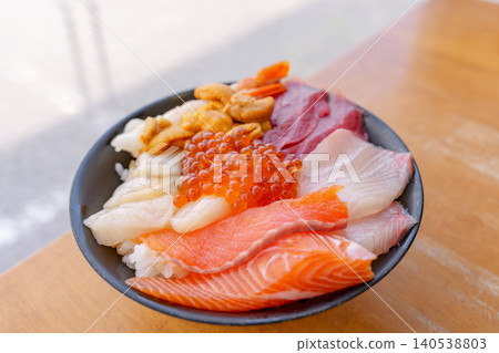 一份奢華的海鮮蓋飯,選用北海道新鮮海鮮。 一份奢華的海鮮蓋飯,選用北海道新鮮海鮮。 140538803
