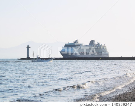 Shizuoka Prefecture: The Celebrity Millennium enters port amid the morning mist. (May) Shizuoka Prefecture: The Celebrity Millennium enters port amid the morning mist. (May) 140539247