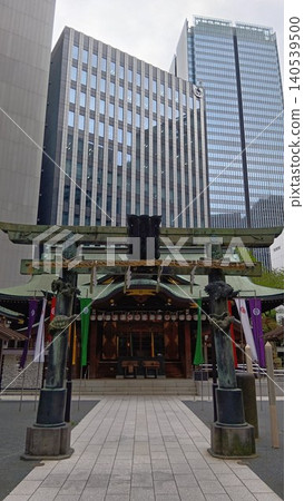The bronze torii gate and shrine building of Kotohira-gu Shrine in Toranomon The bronze torii gate and shrine building of Kotohira-gu Shrine in Toranomon 140539500