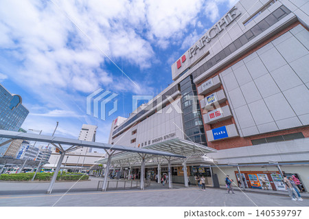 A view of the "Parche" station building and the station square at the north exit of Shizuoka Station [Kurogane-cho, Aoi-ku, Shizuoka City, Shizuoka Prefecture] 140539797