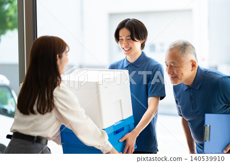 Delivery staff 140539910