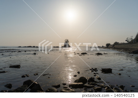 The rising sun beyond the rocks 140540125