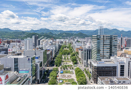 北海道札幌市、札幌市中心、大通公園和札幌城市景觀 北海道札幌市、札幌市中心、大通公園和札幌城市景觀 140540836