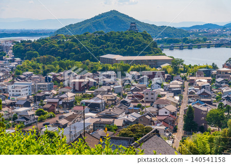 犬山城和犬山成田山寺景色(愛知縣犬山市) 犬山城和犬山成田山寺景色(愛知縣犬山市) 140541158