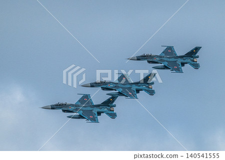 F-2戰鬥機的雄偉姿勢。 140541555