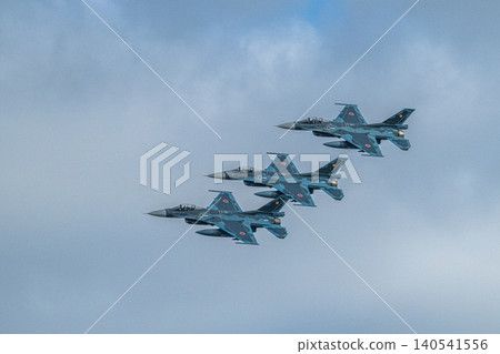 F-2戰鬥機的雄偉姿勢。 140541556