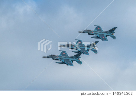 F-2戰鬥機的雄偉姿勢。 140541562