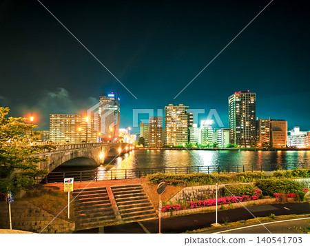 從磐梯橋左岸（新潟市）看到的夜景城市天際線和建築物 140541703