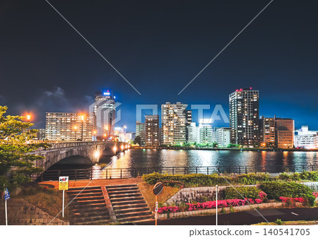 從磐梯橋左岸（新潟市）看到的夜景城市天際線和建築物 140541705