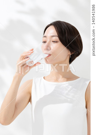一個女人喝水 一個女人喝水 140541986