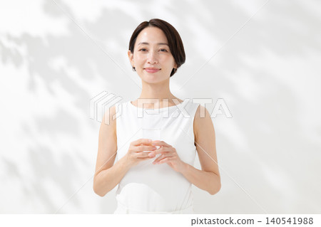 一個女人喝水 一個女人喝水 140541988