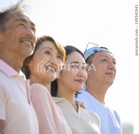 四個日本人抬頭望向天空 140542641
