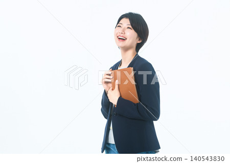 他穿著夾克,懷裡抱著一個活頁夾,笑得很開心。 他穿著夾克,懷裡抱著一個活頁夾,笑得很開心。 140543830