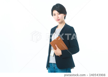 一位女商人手裡拿著一個文件夾，神情平靜沉著。 140543908