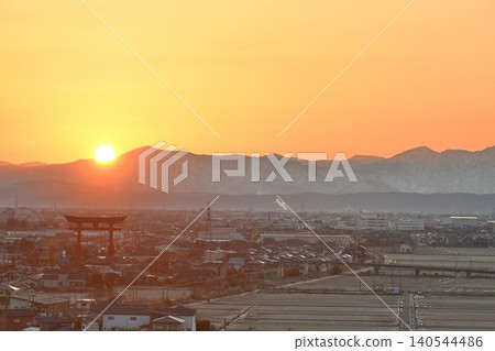 The rising sun, the Yahiko Grand Torii gate, and the townscape of Yahiko (Yahiko Village, Niigata Prefecture) The rising sun, the Yahiko Grand Torii gate, and the townscape of Yahiko (Yahiko Village, Niigata Prefecture) 140544486