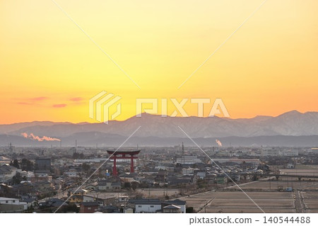 冉冉升起的太陽、彌彥大鳥居以及彌彥(新潟縣彌彥村)的城鎮風光 冉冉升起的太陽、彌彥大鳥居以及彌彥(新潟縣彌彥村)的城鎮風光 140544488