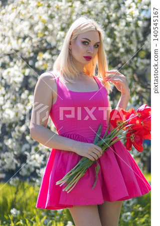 beautiful blonde woman with a bouquet of flowers 140545167
