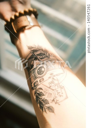 hand with tatto 140547261
