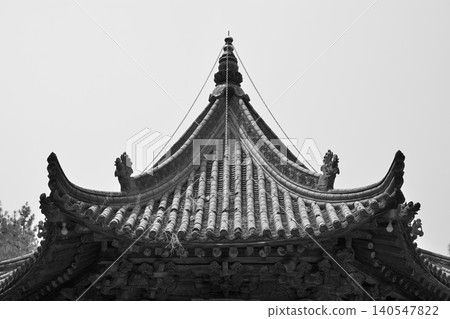 Traditional Chinese temple roof in black and white Traditional Chinese temple roof in black and white 140547822