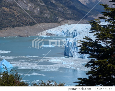Observation walkways overlooking Perito Moreno Glacier 140548052