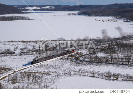 SL冬季沼澤地列車穿越白雪皚皚的釧路沼澤。 140548704