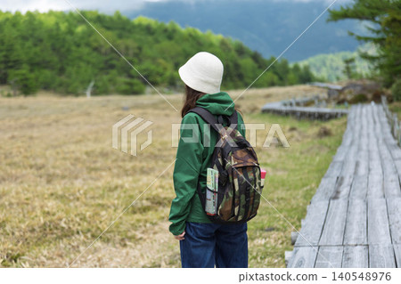 健行者沿著長野縣富富市池之平濕地的木棧道行走 健行者沿著長野縣富富市池之平濕地的木棧道行走 140548976