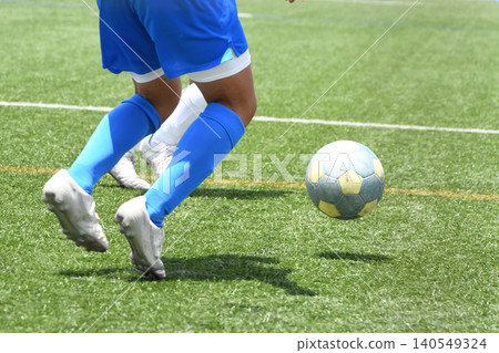 運球的足球運動員 運球的足球運動員 140549324
